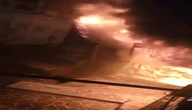 اندلاع حريق كبير بمحطة وقود عشوائية بجانب مستشفى في تعز