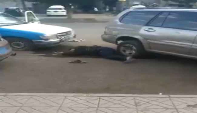 اشتباكات عنيفة بصنعاء وجثث مرمية بالشارع.. تاجر كبير ومشهور يقاتل اطقم ومسلحو الحوثي (فيديو)
