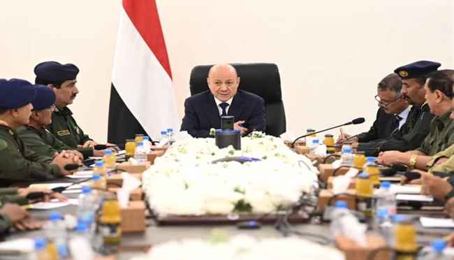 بعد أنباء عن قرارات جمهورية.. العليمي يجتمع بقيادة الداخلية ورؤساء المصالح الأمنية ومدراء امن المحافظات