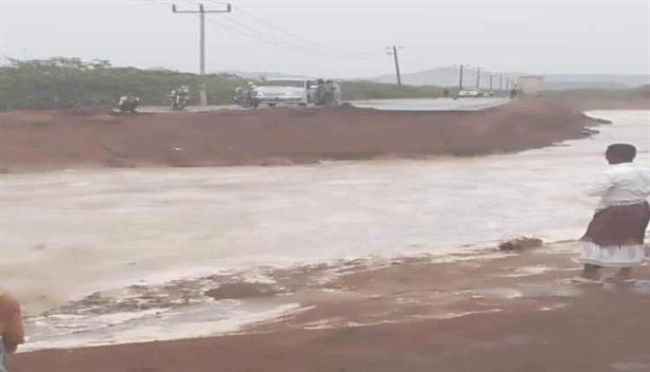 أمطار شديدة الغزارة في شبوة تقطع الطريق الدولي بين حضرموت وعدن