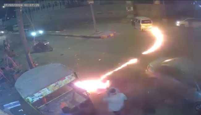 اندلاع حريق كبير في باص أجرة بعدن