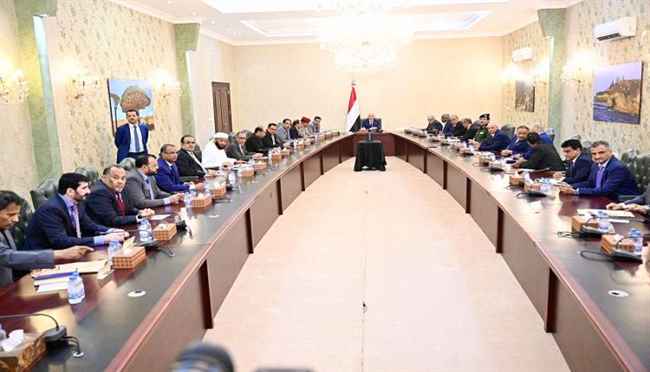 رئيس مجلس القيادة يرأس أول اجتماع مشترك للحكومة ومحافظي المحافظات ويصدر توجيه هام
