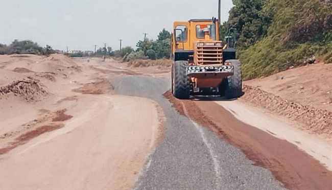 الفرق الفنية تواصل جهودها لفتح الطرق المتضررة بالرياح والأمطار والسيول في 3 محافظات