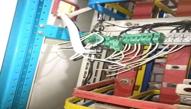أفراد اللواء 5 حرس رئاسي يقتحمون محطة كهرباء خاصة في تعز ويدمرون مولدات الطاقة.. صور