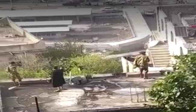 بالاسم.. قيادي حوثي وعناصره يقتحمون بيت السعيدي بدار الشرف