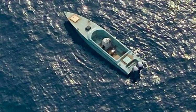 سعودي يكشف عن قارب فخخه الحوثي بعبوات ضخمة ومواد شديدة الانفجار و25 برميل
