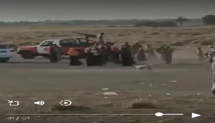 فيديو يثير غضب اليمنيين.. أطقم حوثية تعتدي على نساء وأطفال رفضوا التهجير من منازلهم
