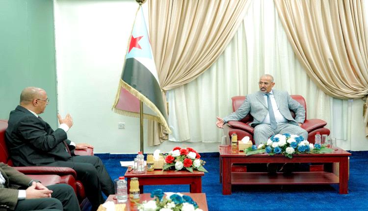 الزُبيدي يستمع لخطط تشجيع الاستثمار في قطاع الاتصالات
