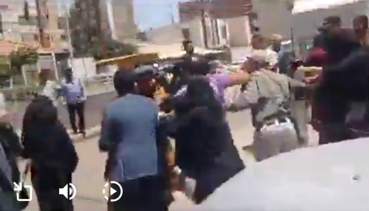فيديو.. احتجاجات في صنعاء أمام أكبر البنوك التجارية بعد اقترابها من الإفلاس