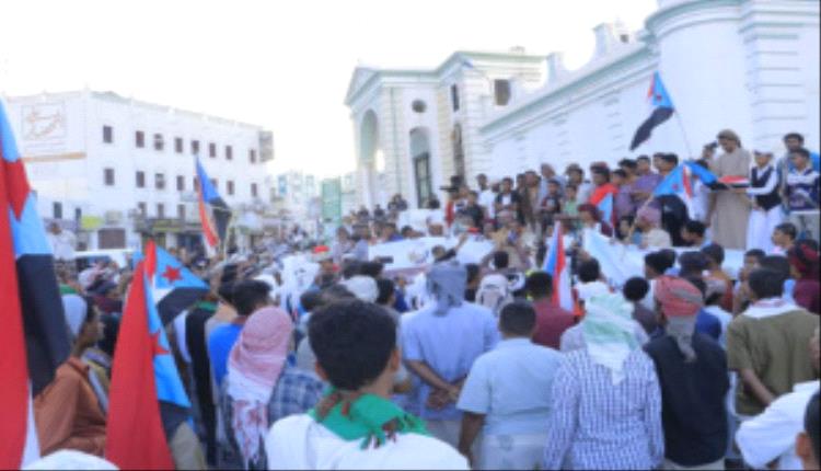 سيئون تشهد مسيرة غاضبة للمطالبة بحقوق المعلم
