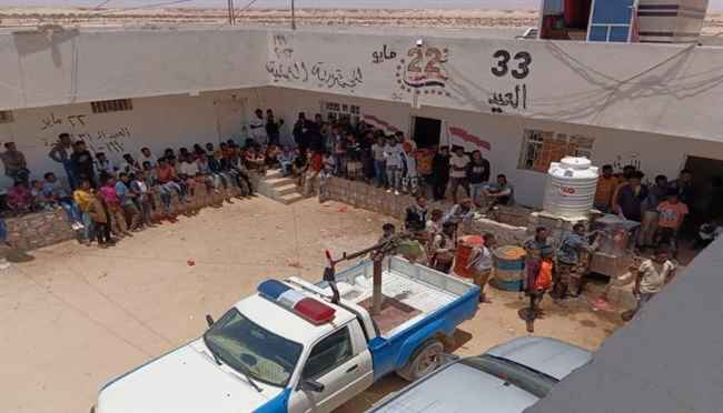 بينهم شخصان يعملان في صرافة وتحويل الأموال بين اليمن وعمان.. شبكة تهريب أفارقة إلى الخليج
