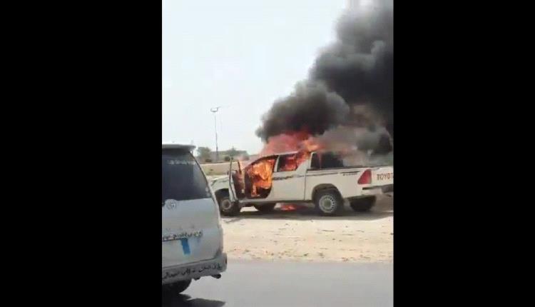 شاهد.. إحتراق سيارة في المهرة بسبب ارتفاع درجة الحرارة 