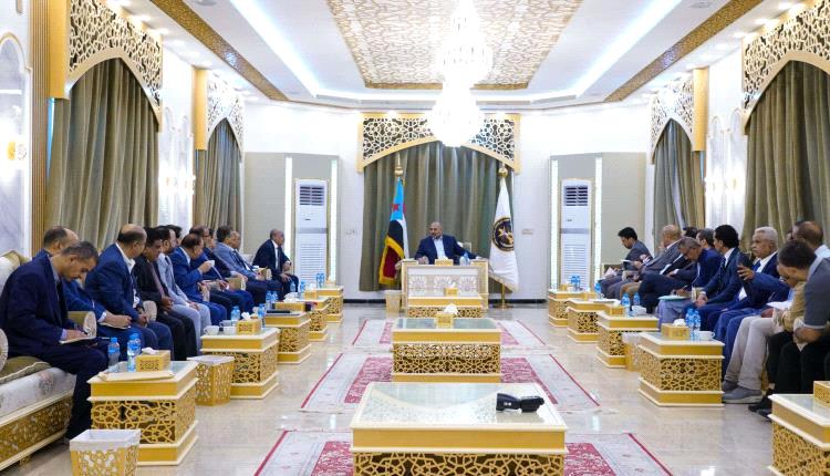 الزُبيدي يستعرض حلول عاجلة لايقاف انهيار الكهرباء والعملة
