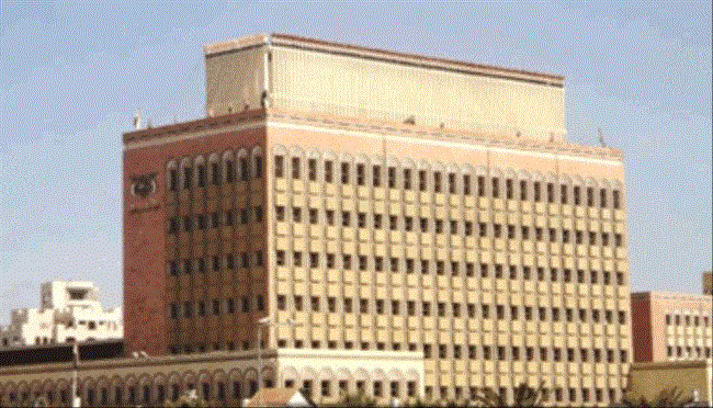 تصعيد حوثي خطير يهدد العمل المصرفي ويزيد من الانقسام المالي 