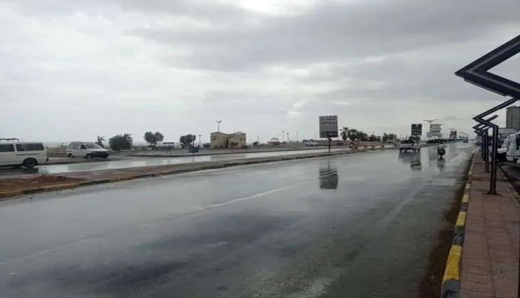 عودة الكهرباء والاتصالات إلى مناطق في ساحل حضرموت عقب انقطاع بسبب الأمطار