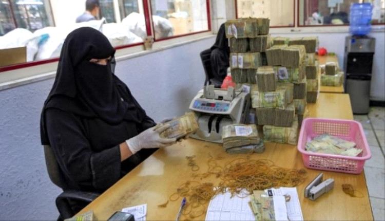 الدولار يفتتح الأسبوع مرتفعا أمام الريال اليمني في عدن