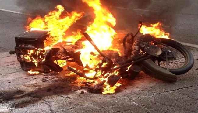 حرق الدراجات النارية.. طريقة حوثية لمنع مواطنين من الإدلاء بشهاداتهم في إب
