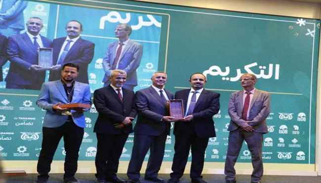بن ماضي يكرم مدير الشؤون الاجتماعية بعدن خلال مشاركته بمنتدى التضامن بحضرموت