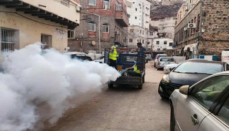 عدن.. صحة البيئة بصيرة ينفذ حملة رش ضبابي عقب الامطار التي شهدتها المديرية