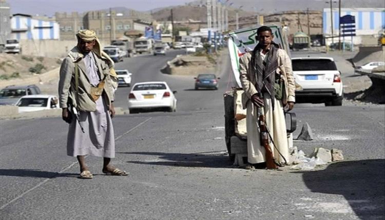 شاهد.. الحوثيون يهينون علم الجمهورية اليمنية ويستبدلونه بشعار "الصرخة"