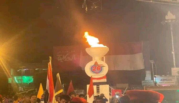 نشطاء يسخرون من إيقاد الحوثيين لشعلة ثورة سبتمبر في صنعاء وسط ترهيب أمني للشعب
