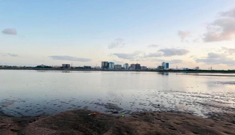 ارتفاع منسوب مياه البحر في عدن بصورة نادرة يثير خوف المواطنين
