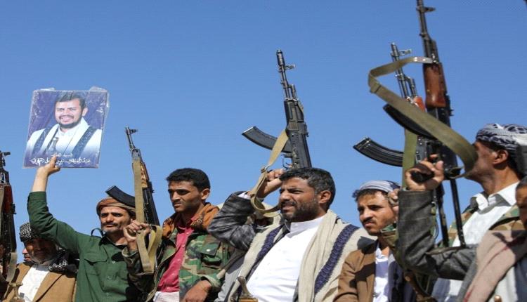 الحوثي يدفن ضباطه سراً.. يخاف من الإحصاءات الحقيقية وخسائره فادحة وقياداته تختفي في الأحياء