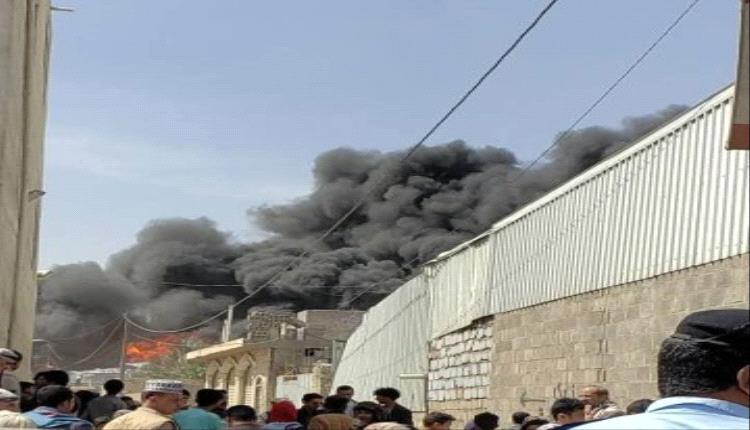 كارثة في صنعاء.. حريق ضخم يلتهم مصنع إسفنج ويُغطي السماء بدخان كثيف