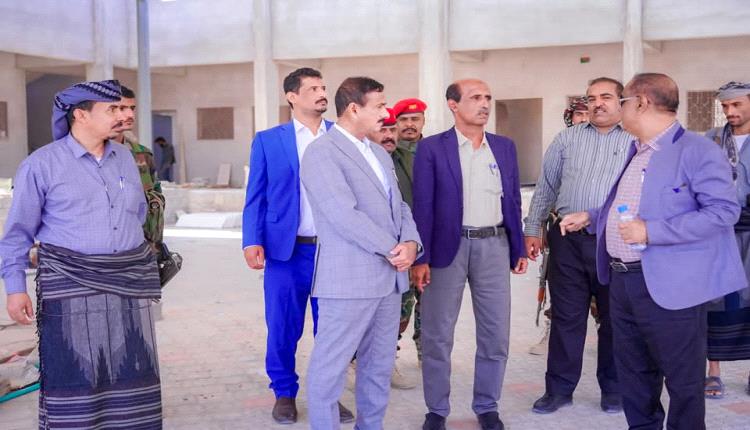 محافظ شبوة يتفقد سير العمل في مشروع روضة الأطفال في عتق بتمويل إماراتي