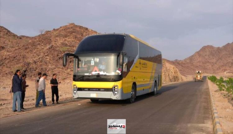 بدء عبور حافلات النقل البري عبر طريق الشيخ محمد بن زايد بتعز