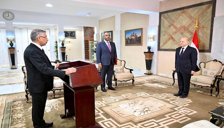 الحجري يؤدي اليمين الدستورية سفير اليمن لدى أمريكا والعليمي يشدد على هذا الأمر