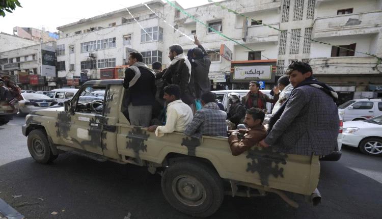الحوثيون يصدرون أمر قبض قهري ضد موظفه احتجت ضد الفساد في صنعاء
