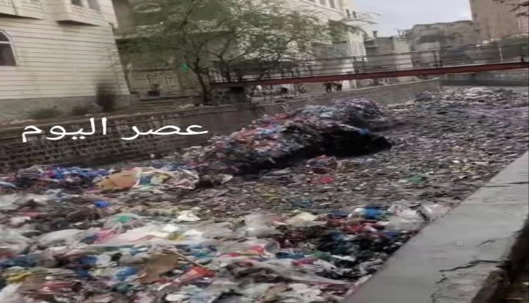 السيول تجتاح تعز والقمامة تكتسح الشوارع وتحول المدينة إلى بحيرات مائية وسط غياب تام للخدمات