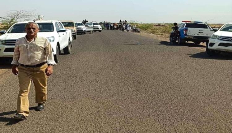 الحكومة تعلن فتح 3 طرق رئيسية.. والحوثيون يتمسكون بالحصار