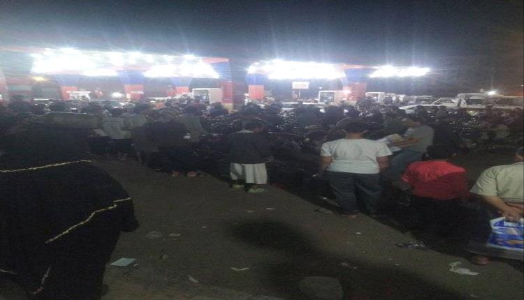 الحوثي يمنع بيع الوقود ويختزن نصف الكميات في محطات صنعاء بالحديد والنار