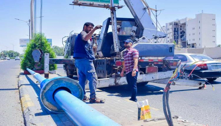 مدير صيرة يتفقد أعمال استبدال أعمدة الإنارة في خط عدن مول – العاقل