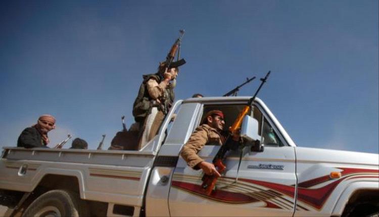 مسؤول حوثي يحول الرصيف العام إلى مشروع شخصي في مذيخرة