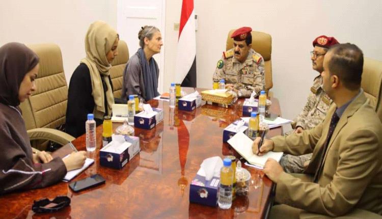سفيرة أوروبية تصل عدن وتعقد اجتماعاً مع وزير الدفاع 