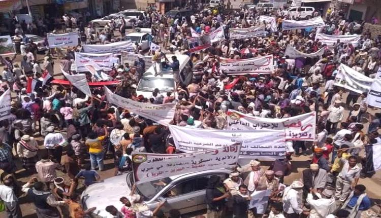 انفجار الغضب الشعبي في تربة تعز.. مظاهرة حاشدة تفضح "بلطجة الأمن" وتُشعل الاتهامات ضد الإصلاح