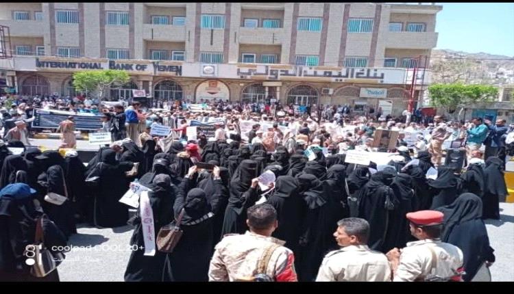 المعلمون في تعز يواصلون احتجاجاتهم ويتوعدون الحكومة بتحركات قادمة