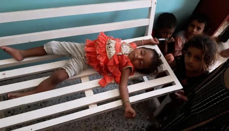 صورة طفلة تُغمي عليها تهز اليمن.. انهيار صحي مروع في مناطق الحوثي وسط عبث الجماعة بالمساعدات