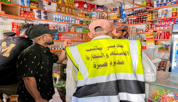 اول تحرك محلي في عدن ضد المحلات التجارية المخالفة للتسعيرة الرسمية .. صور 