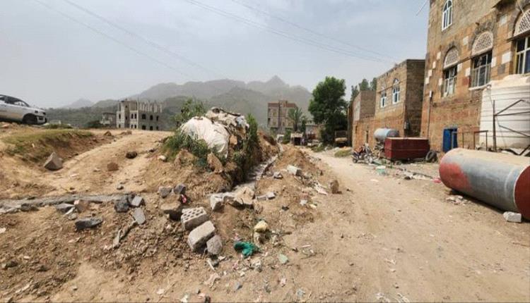 حتى الموتى لم يسلموا.. نافذ حوثي ينهب مقبرة "القريات" في إب