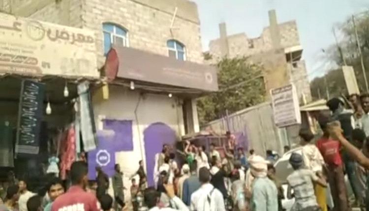 شرارة الغضب الشعبي تنفجر.. مواطنون يغلقون المحال بنجد قسيم والمسراخ تنتفض ضد جشع التجار