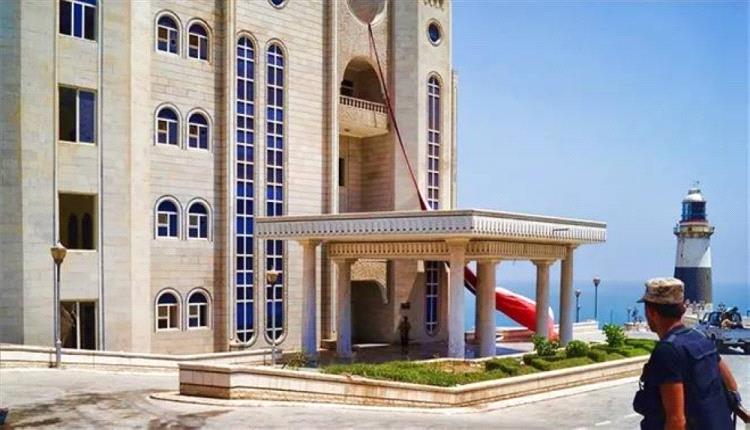 هو الثاني.. صحفي حوثي يتسلل لقصر معاشيق ويهرب إلى أوروبا قبل اكتشاف أمره