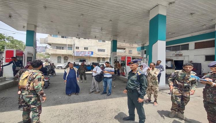 كشف تجاوزات جسيمة بمحطات الوقود ولجنة رقابية تضبط سرقة 2.5 لتر من كل دبة وتغلق المحطات بتعز