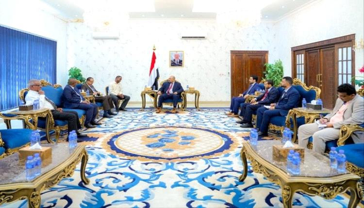 الرئاسي يحذر من تنامي التخادم بين الحوثيين وحركة الشباب الصومالية والقاعدة