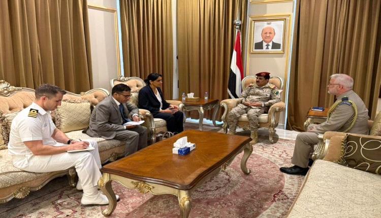 السفير البريطاني يؤكد دعم بلاده لأمن اليمن واعتراض تهريب الأسلحة للحوثيين