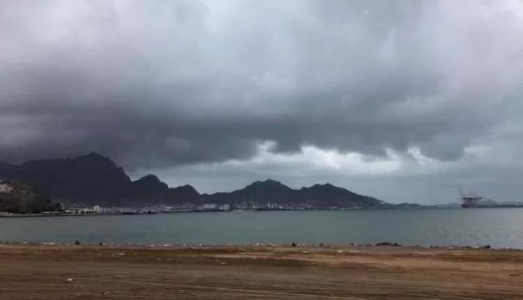 فلكي يمني يحذر من منخفض جوي يضرب هذه المناطق ابتداءً من الاثنين القادم
