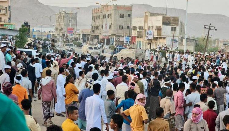 احتجاجات تريم تكشف وجه إخوان اليمن «القبيح».. رصاص واستعراض للقوة